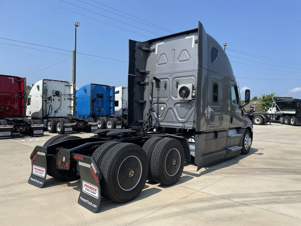 2022 Freightliner Cascadia — photo 7