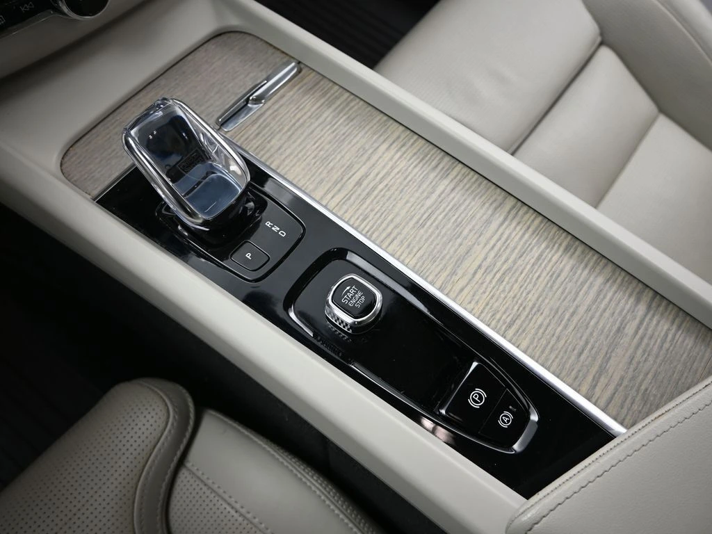 2022 Volvo - image 22