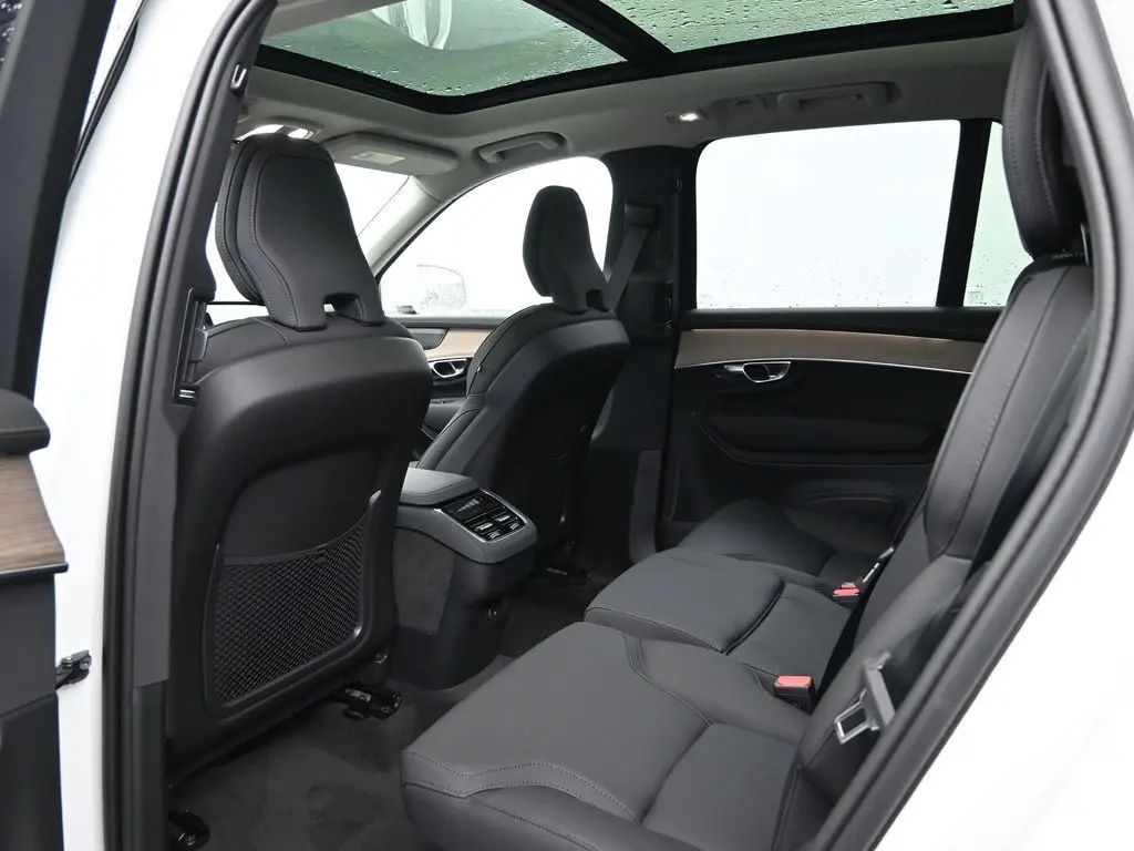 2025 Volvo - image 24