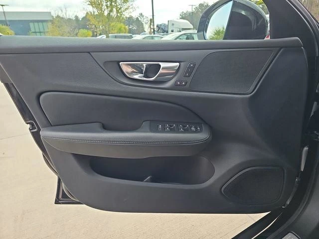 2025 Volvo - image 38