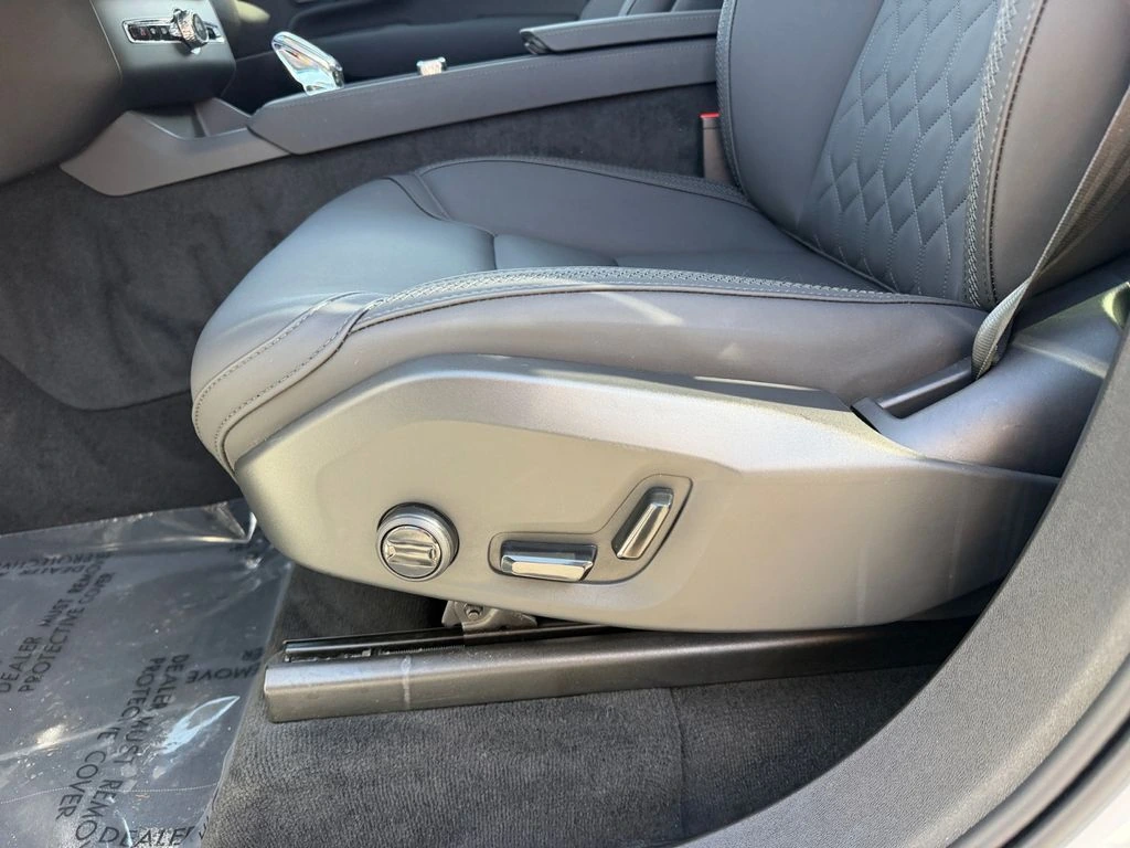 2025 Volvo - image 17