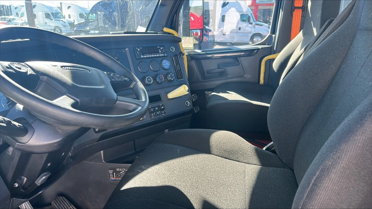 2023 Freightliner Cascadia — photo 4