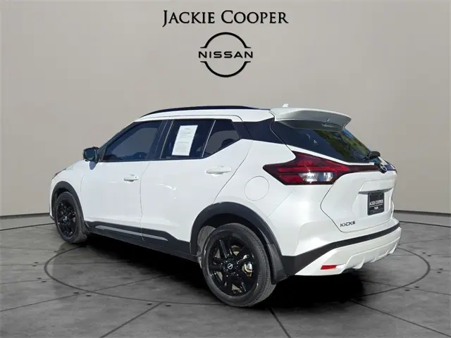 2022 Nissan Kicks SR photo 3