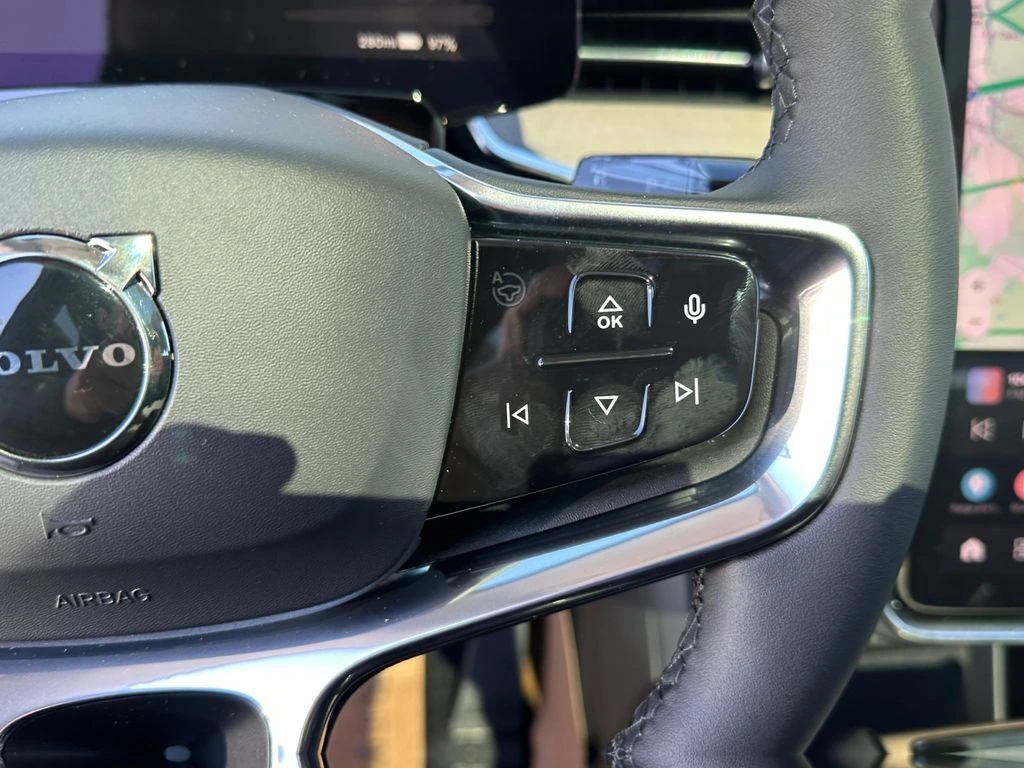 2025 Volvo - image 17