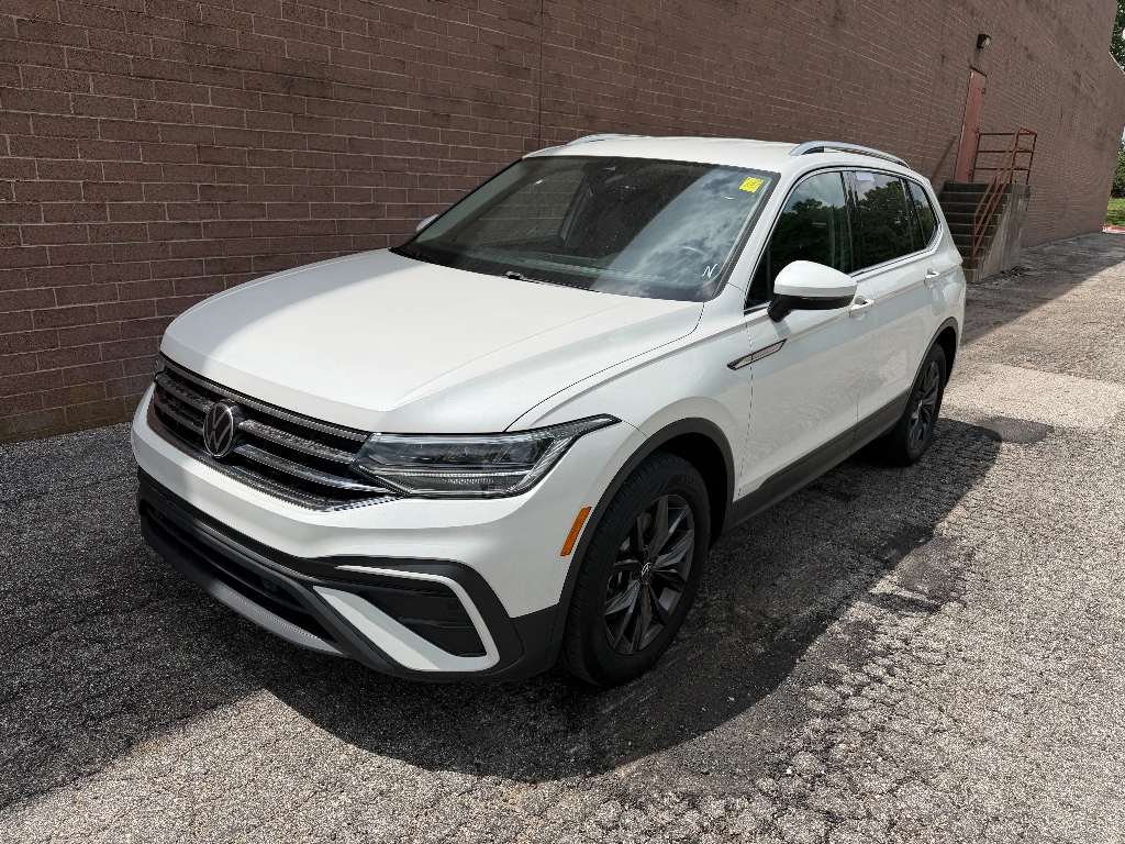 2023 Volkswagen Tiguan 2.0T SE's photo