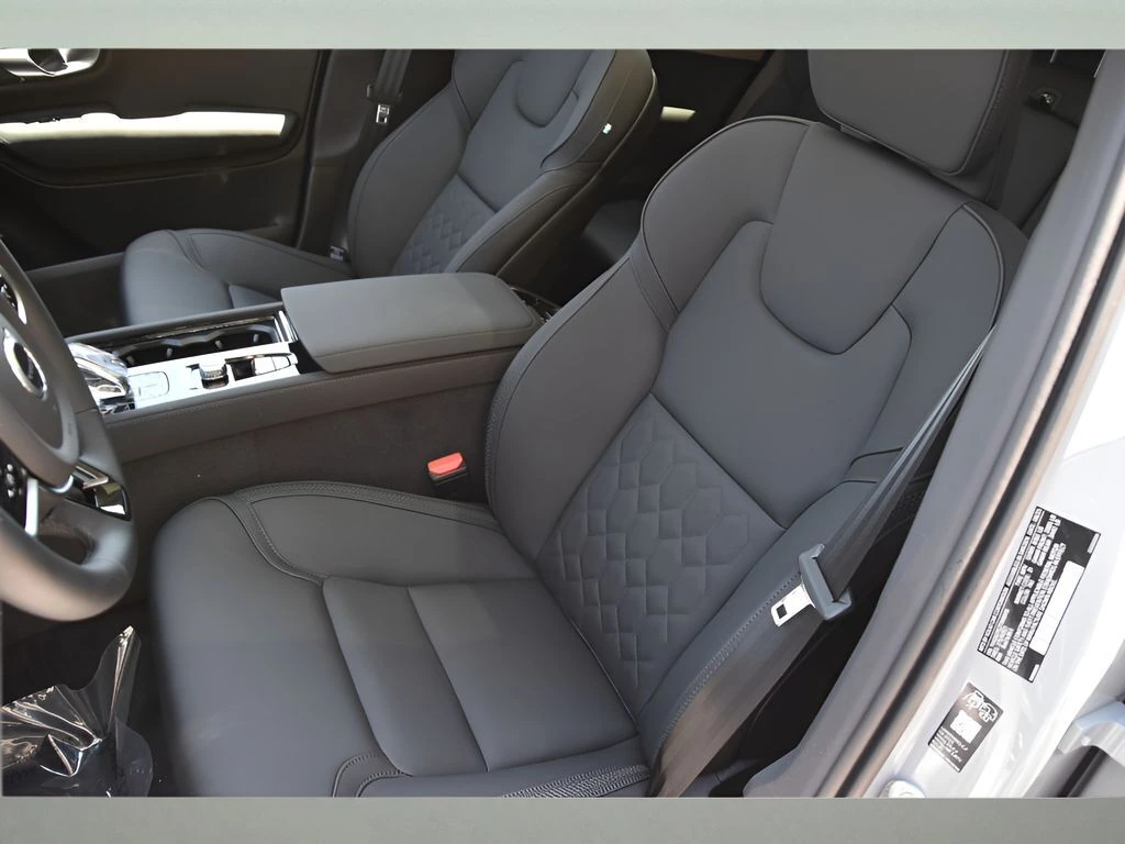 2026 Volvo - image 12