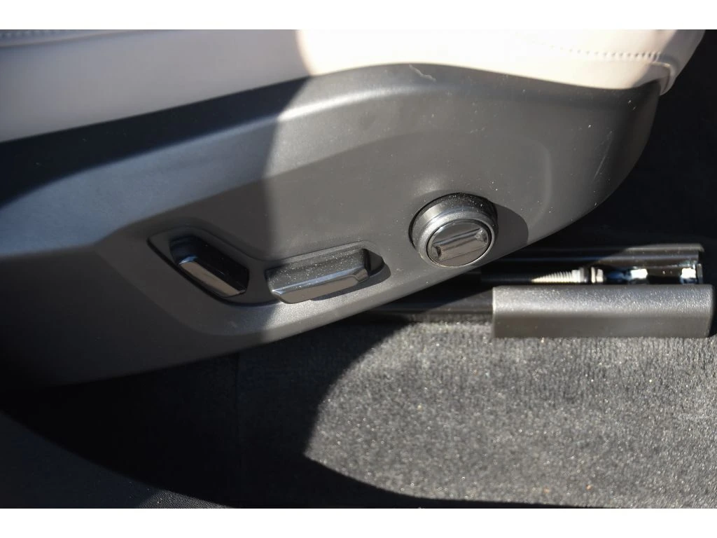 2026 Volvo - image 33