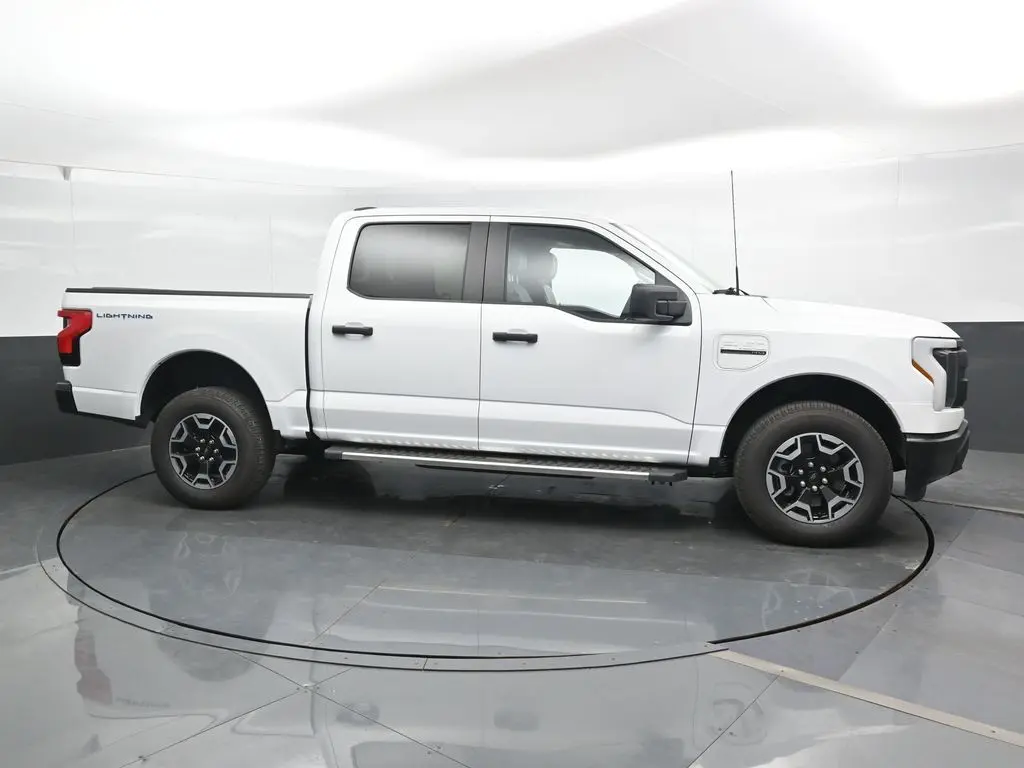 2023 Ford F-150 Lightning photo 2