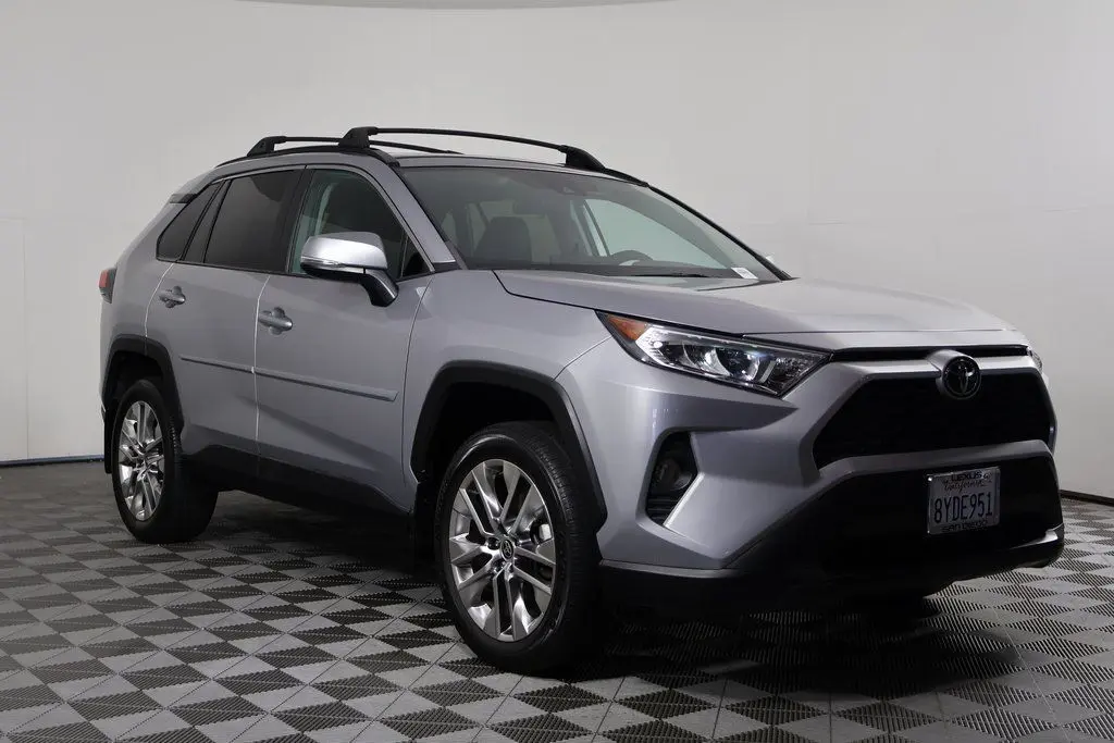 2021 Toyota RAV4 XLE Premium photo 3