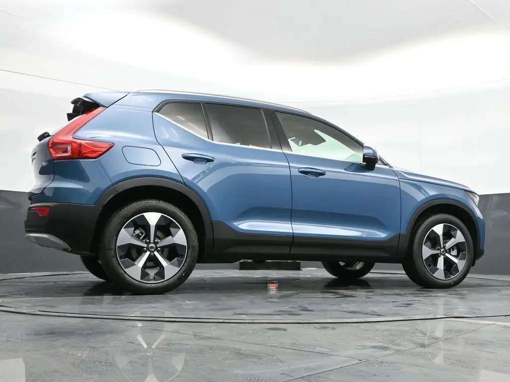 2025 Volvo - image 40