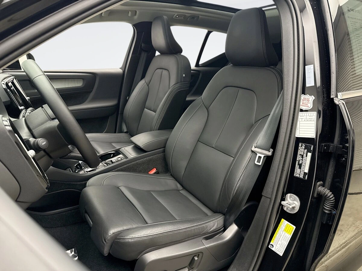 2025 Volvo - image 11