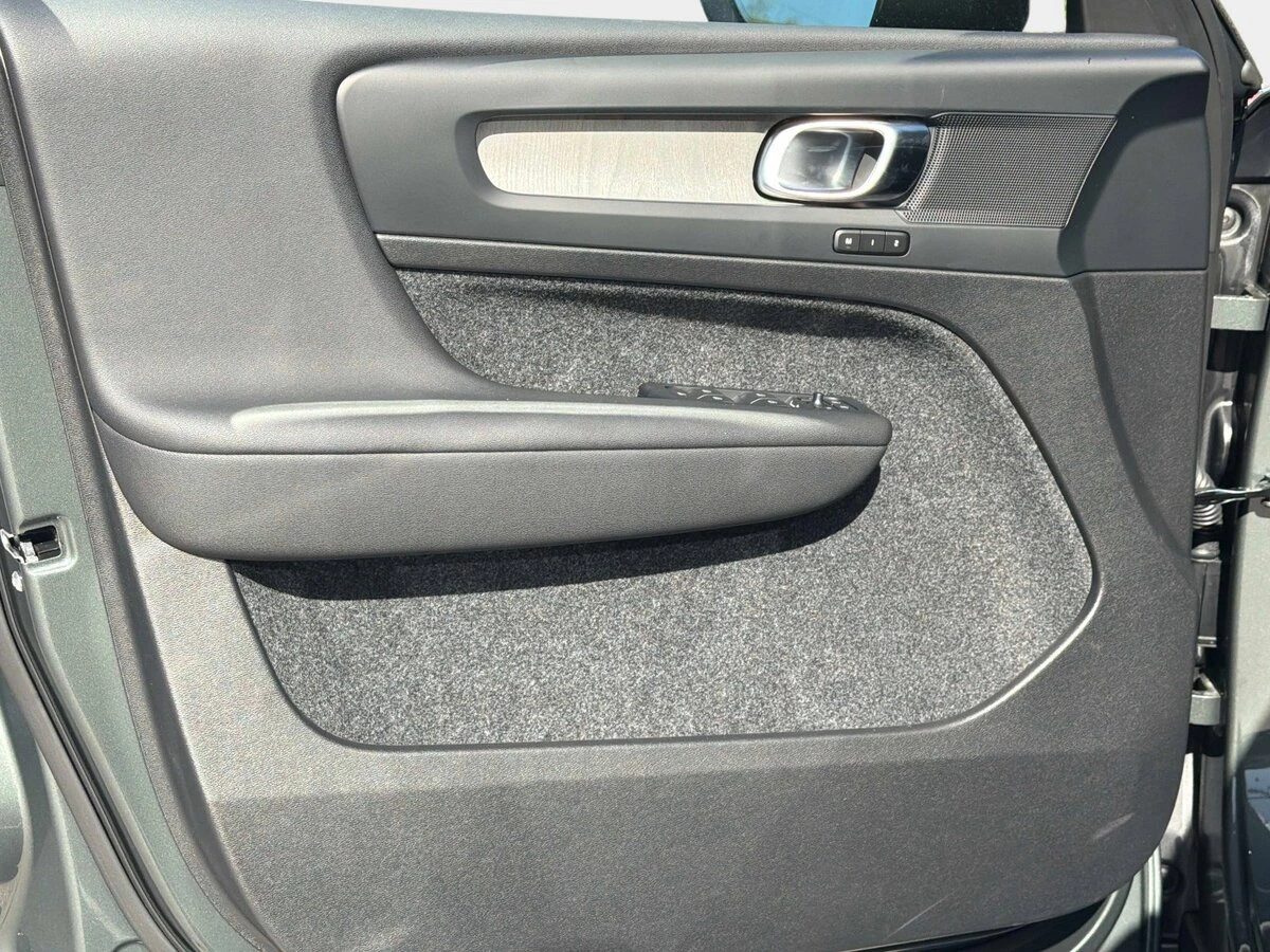 2026 Volvo - image 14