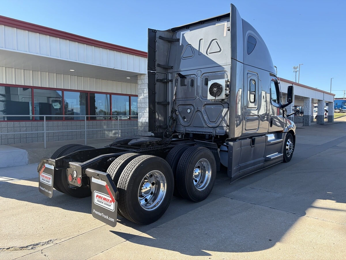 2022 Freightliner Cascadia — photo 5