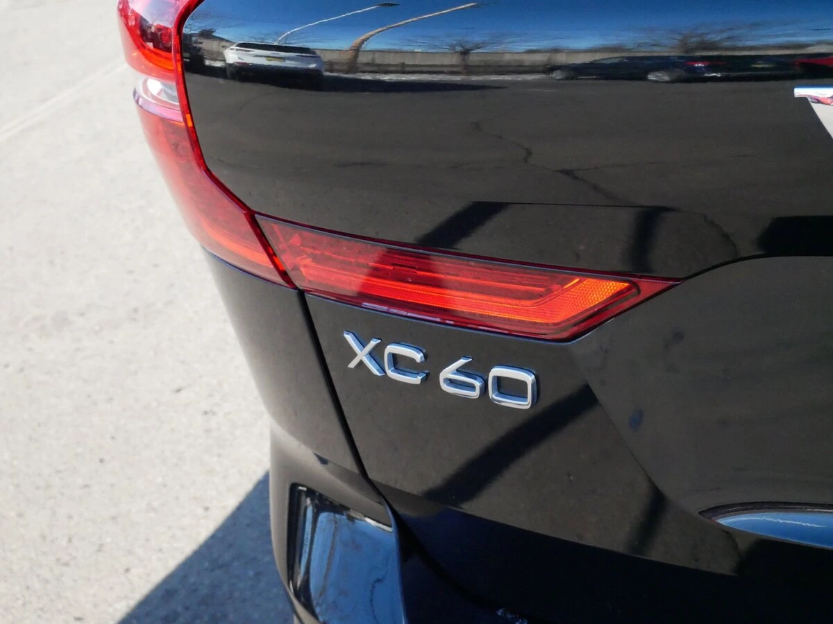 2025 Volvo - image 17