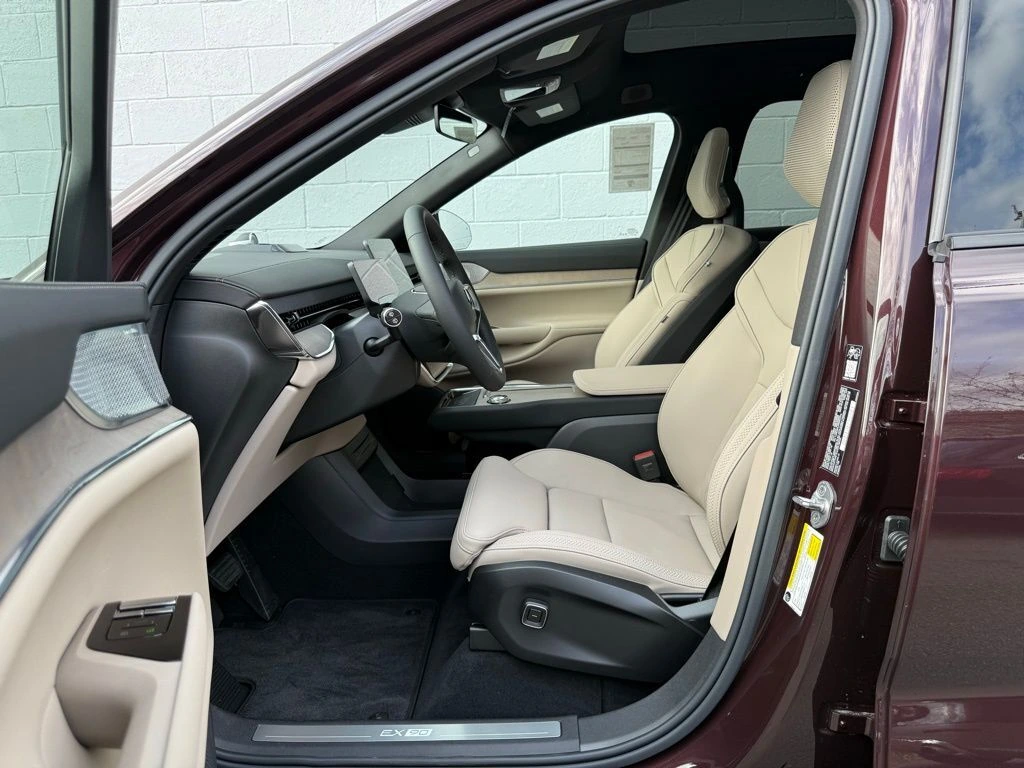 2025 Volvo - image 11