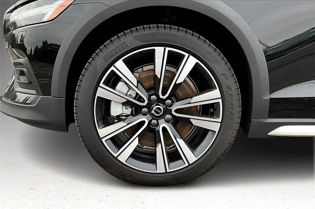 2026 Volvo - image 13