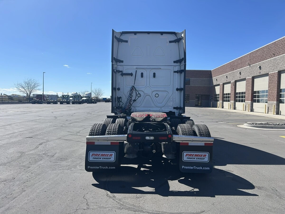 2022 Freightliner Cascadia - image 7