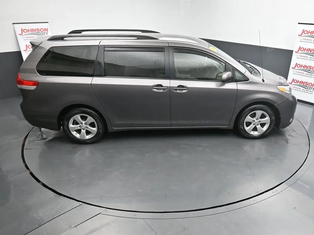 2014 Toyota Sienna LE photo 38