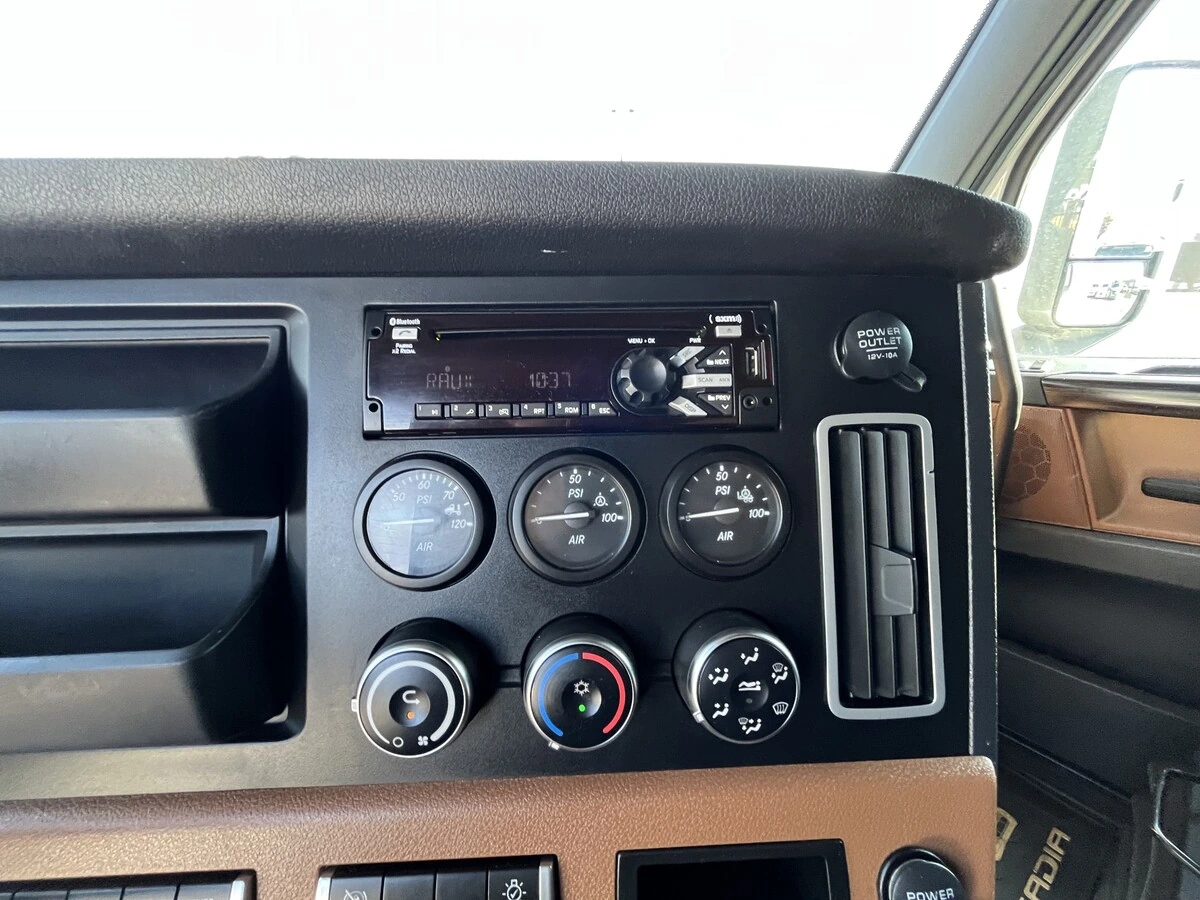 2022 Freightliner Cascadia - image 26