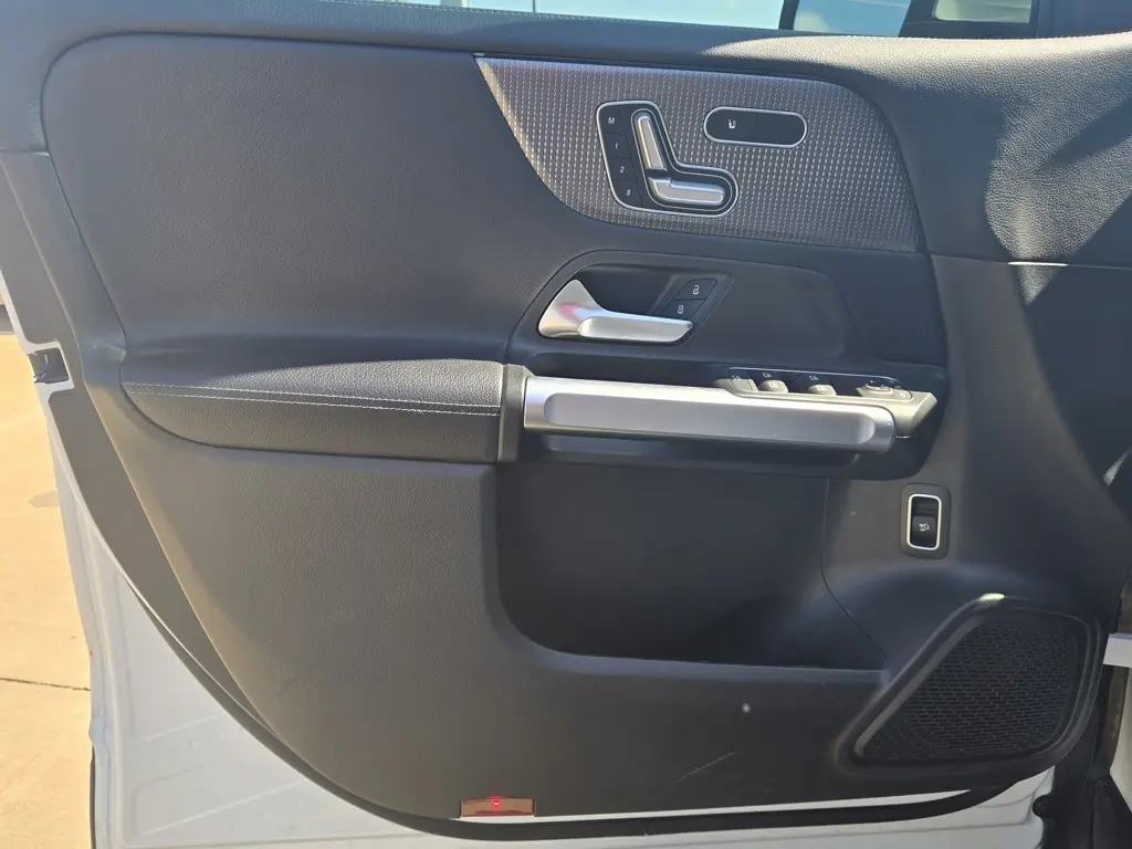 2020 Mercedes Benz GLB 250 photo 9