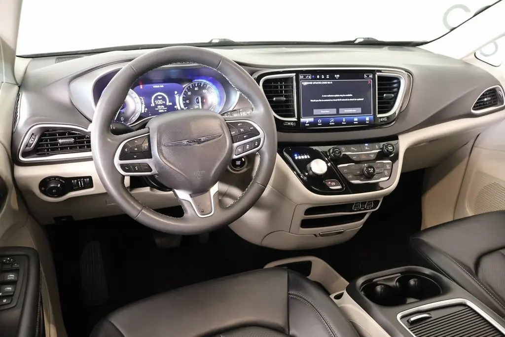 2024 Chrysler Pacifica Touring L photo 2