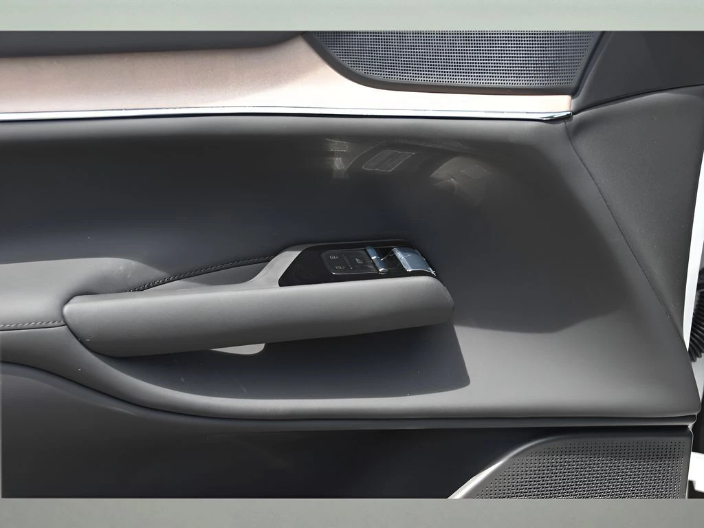 2025 Volvo - image 26