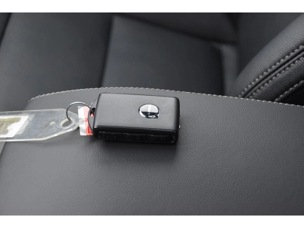 2025 Volvo - image 36