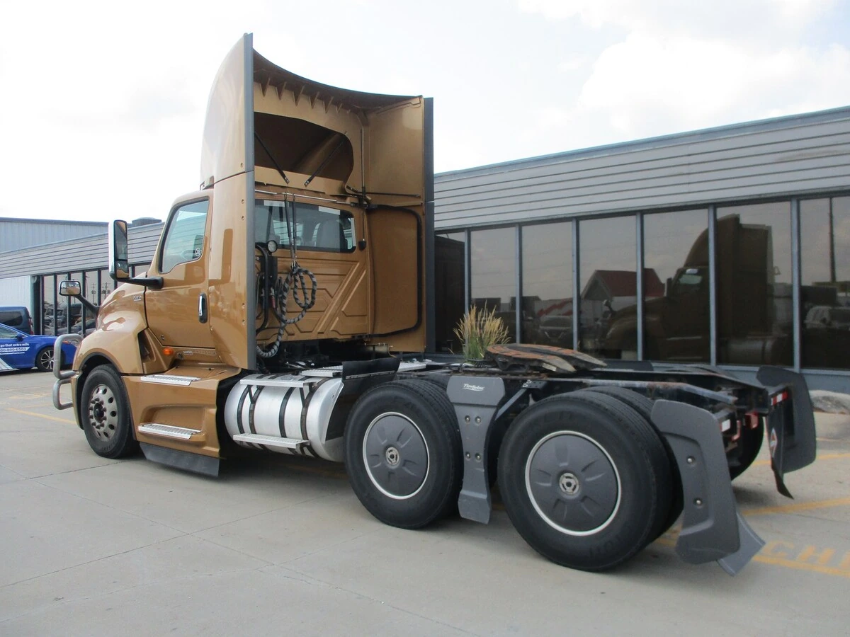 2022 International LT in Cedar Rapids, IA — photo 6