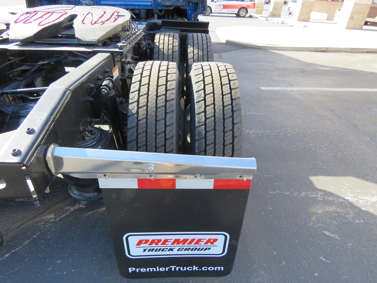 2022 Freightliner Cascadia - image 6