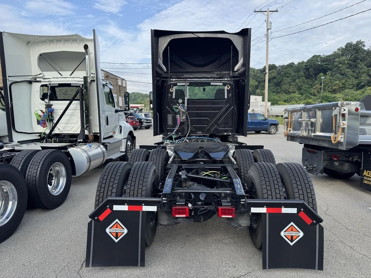 2024 International LT - image 3