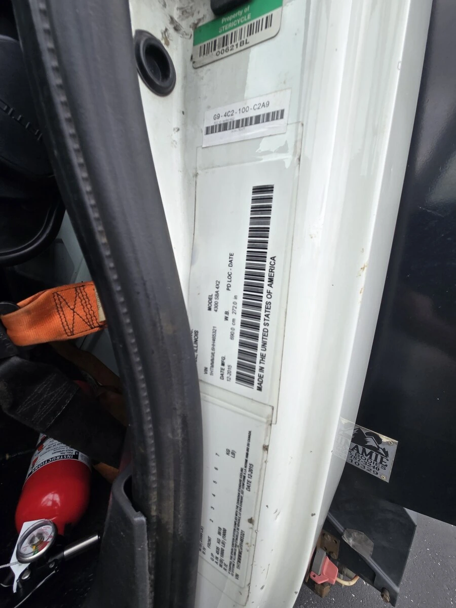 2017 International 4300 - image 9