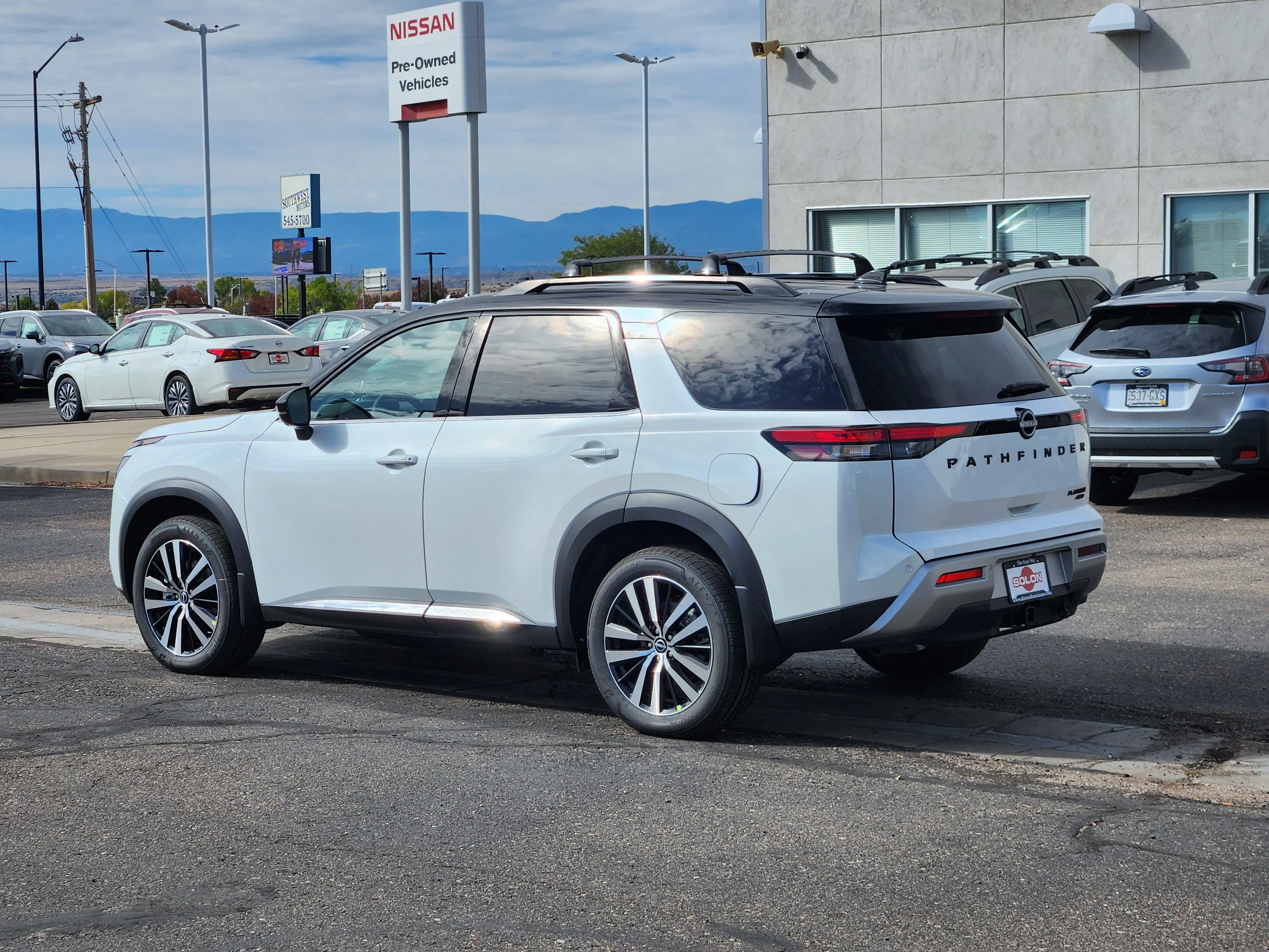 2025 Nissan Pathfinder Platinum photo 2