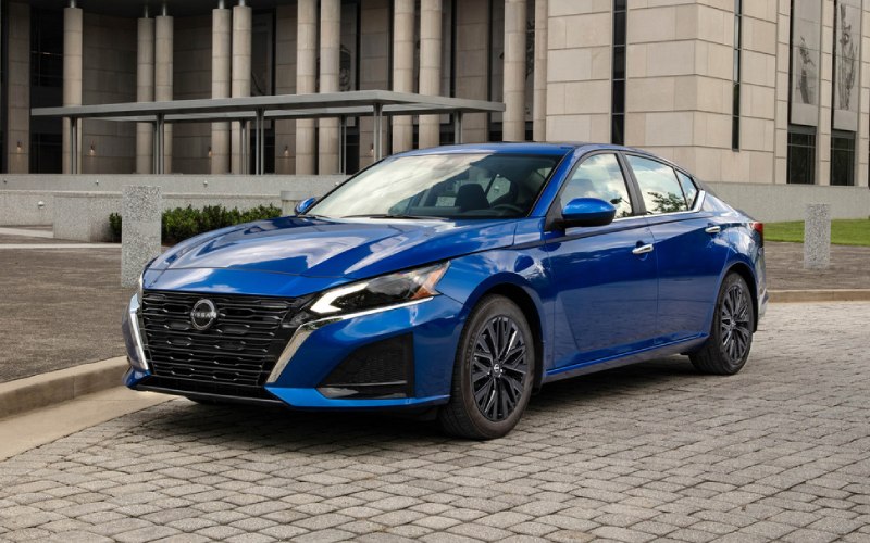 Does the 2025 Nissan Altima offer AWD for driving in Canton, OH?