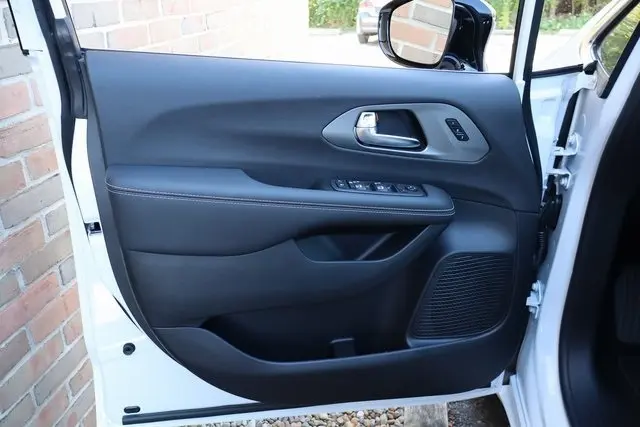 2026 Chrysler Pacifica photo 8