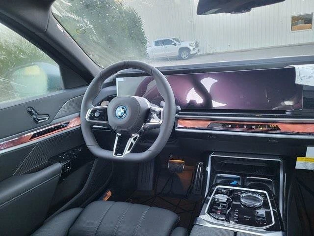 2026 BMW 7 Series 750e - Photo 17