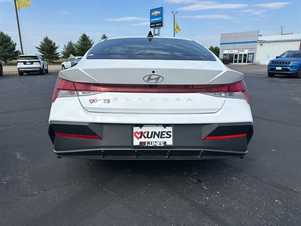 2024 Hyundai Elantra SEL photo 8