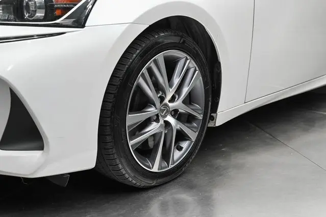 2019 Lexus IS 300 photo 7