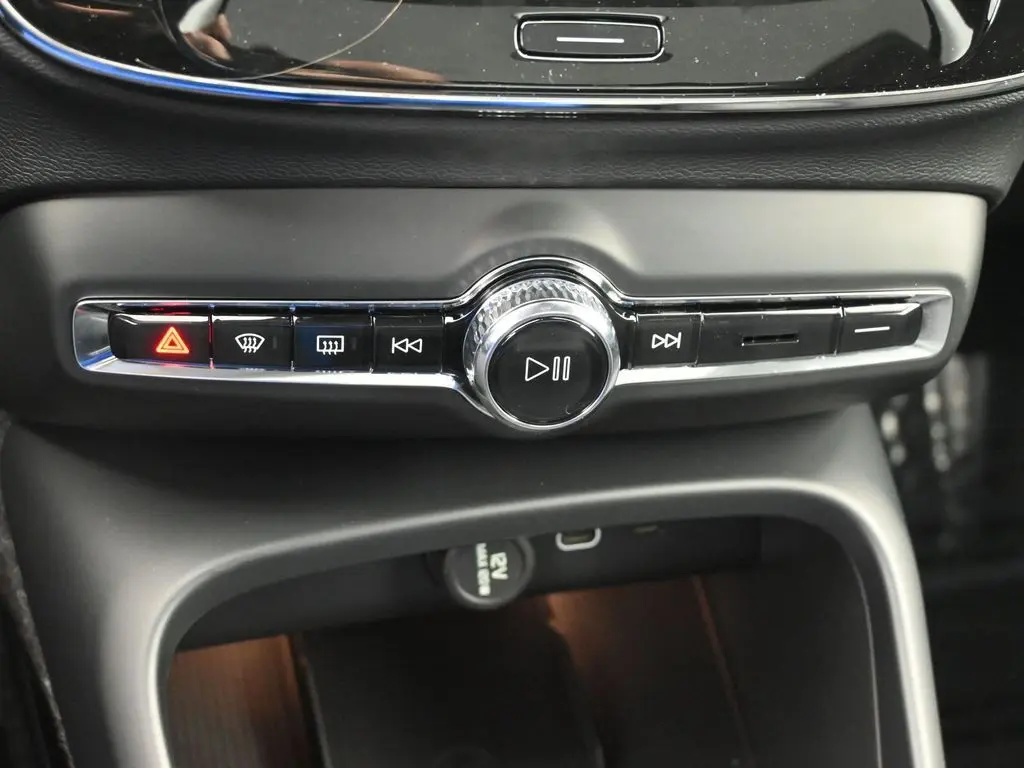 2025 Volvo - image 15