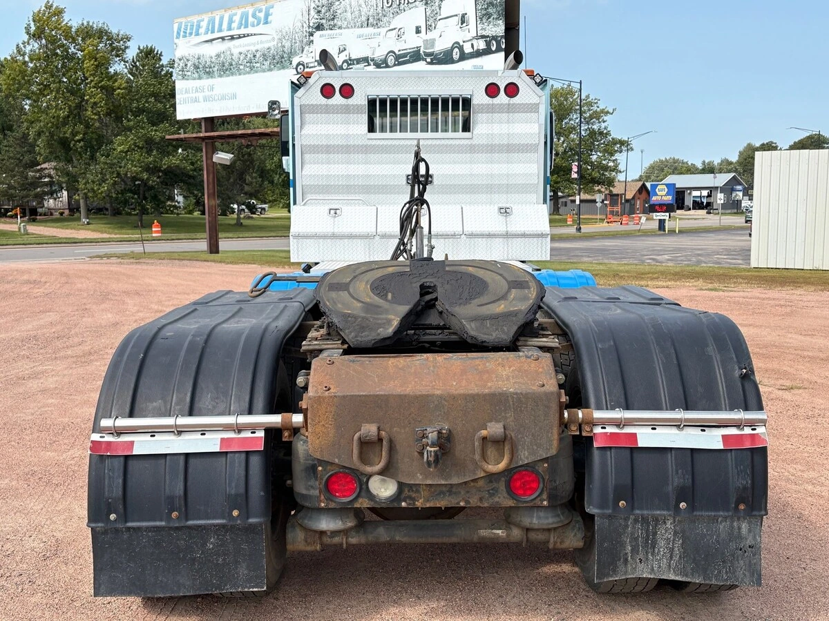 2017 Volvo VNL 860 - image 7