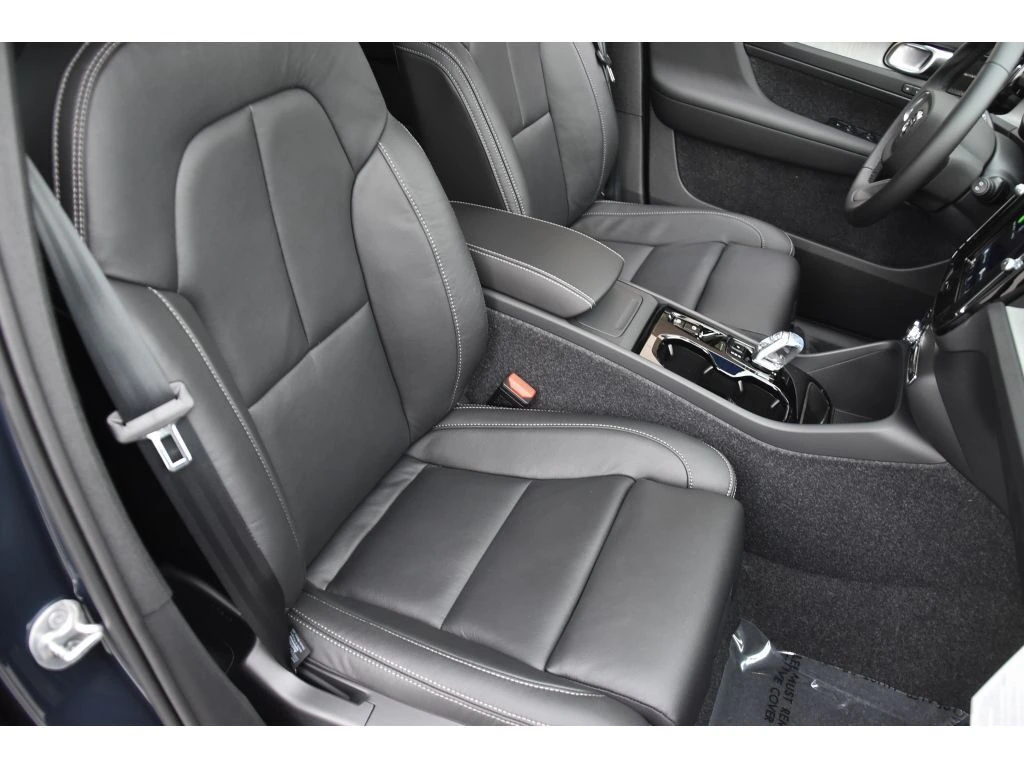 2026 Volvo - image 32