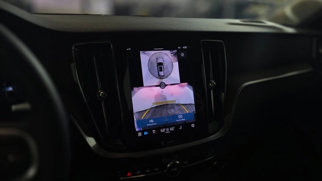 2025 Volvo - image 22