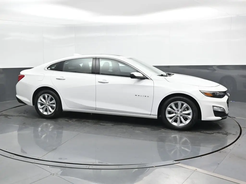 2024 Chevrolet Malibu 1LT photo 3