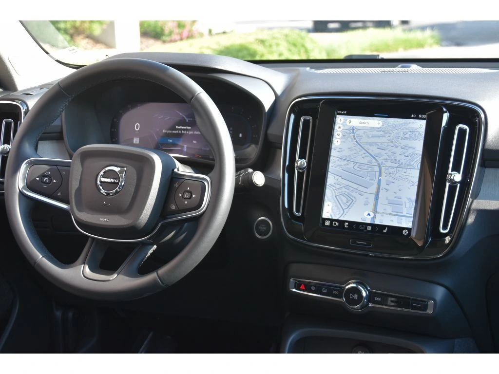 2025 Volvo - image 17