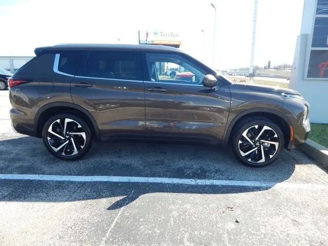 Used 2024 Mitsubishi Outlander SEL with VIN JA4J4WA8XRZ049063 for sale in Kansas City