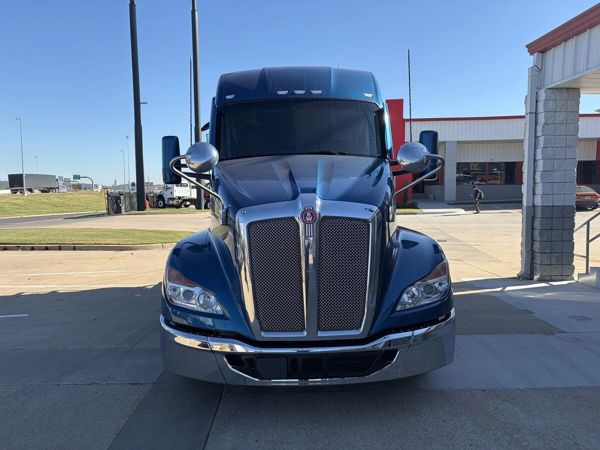 2023 Kenworth T680 — photo 2