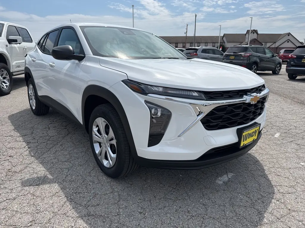 2025 Chevrolet Trax LS photo 3