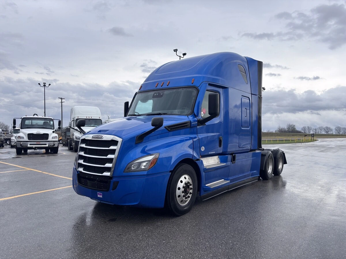2022 Freightliner Cascadia - image 1