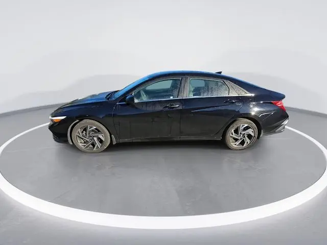2024 Hyundai Elantra SEL Convenience photo 4