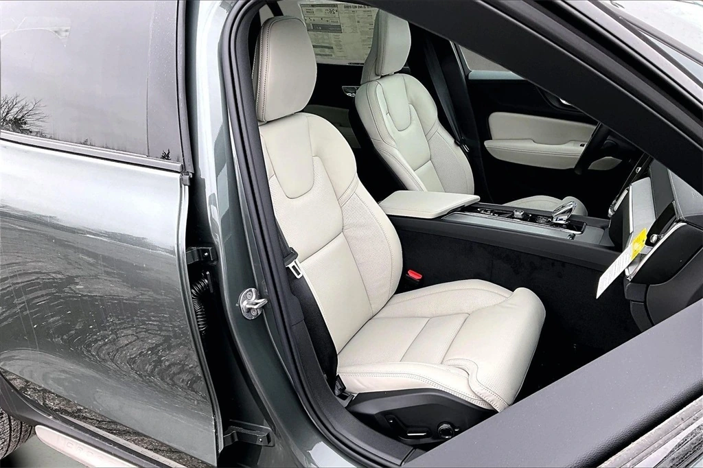 2026 Volvo - image 11