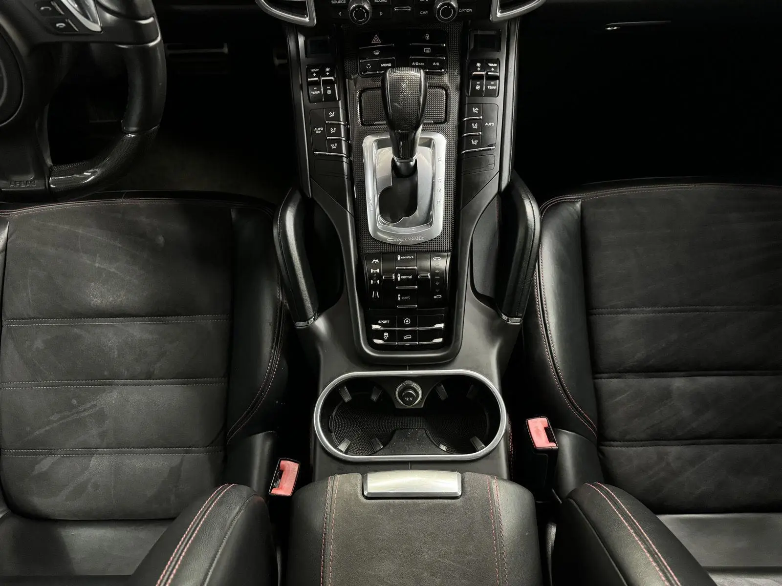2013 Porsche Cayenne GTS photo 21
